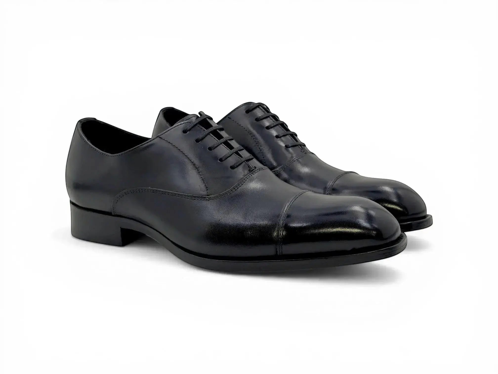 Carrucci Shoes black leather cap toe oxford dress shoes with leather sole and closed-lace construction.
