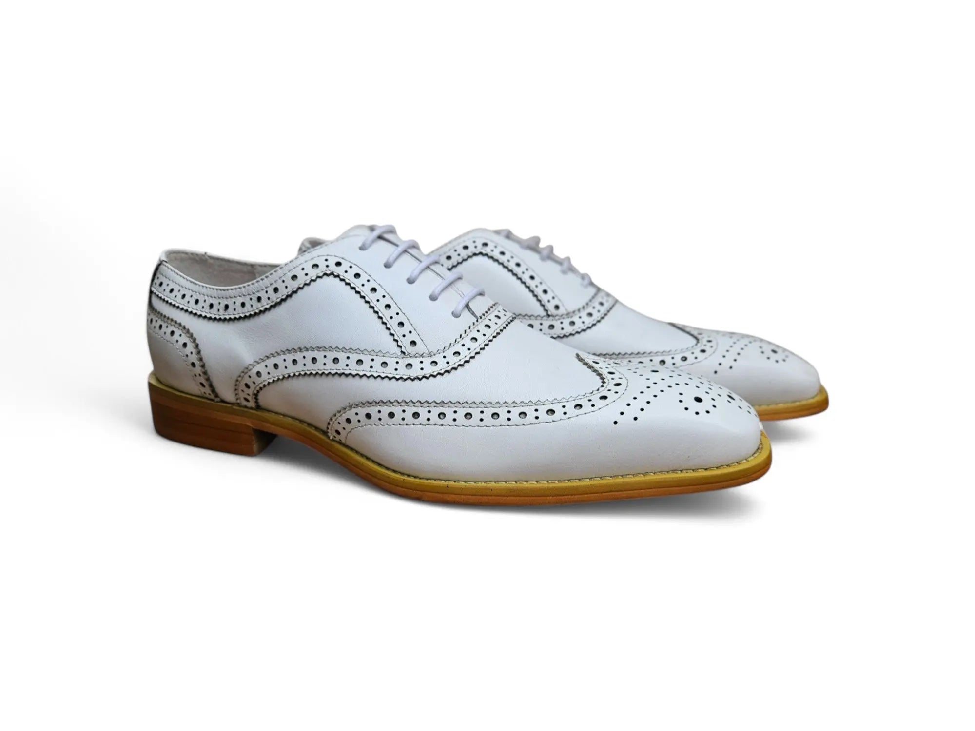 Men Medallion Wingtip Brogue Shoes Carrucci