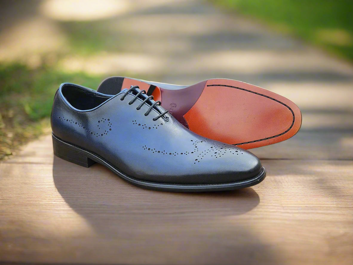 Whole Cut Oxford with Medallions Carrucci