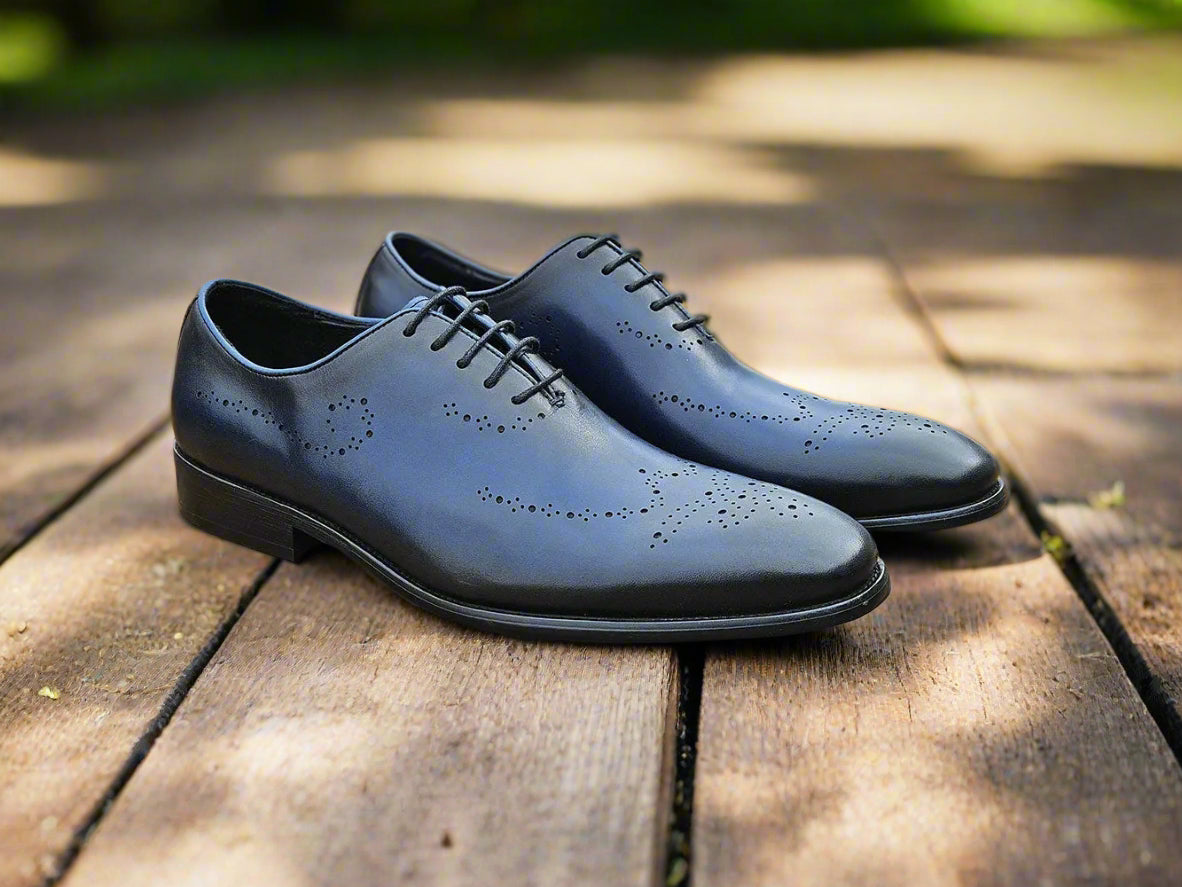 Whole Cut Oxford with Medallions Carrucci