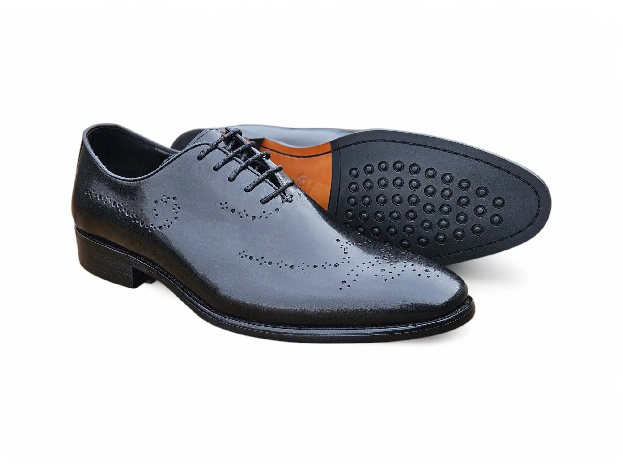 Whole Cut Oxford with Medallions Carrucci