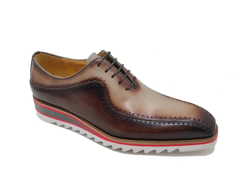 Stylish Two-Tone Brogue Oxford Carrucci